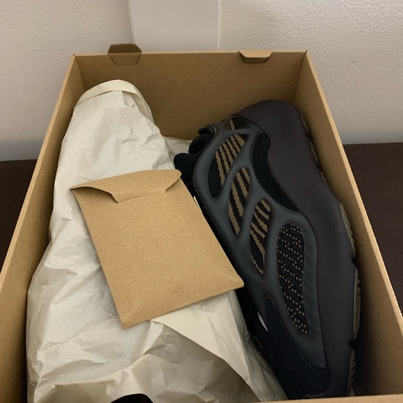 Adidas Yeezy 700 V3 - Clay Brown - Picture 8 of 9